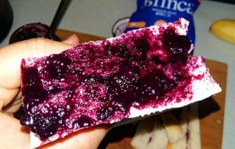 在吐司四周均匀的抹上果酱。