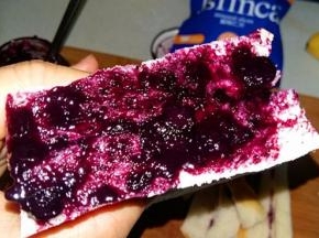 在吐司四周均匀的抹上果酱。