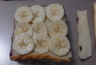 香蕉切片，摆放在吐司上。烤箱预热190度，中层，烤8~10分钟。见杏仁片上色即可。我烤的时间短了些，杏仁片没怎么上色。