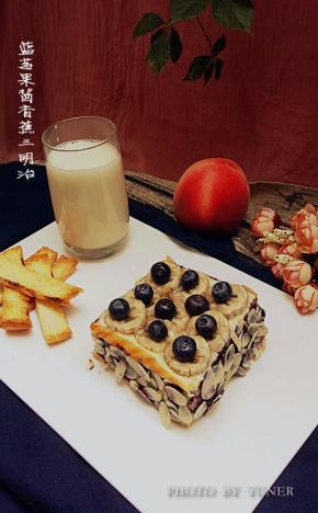 成品。表面装饰蓝莓。