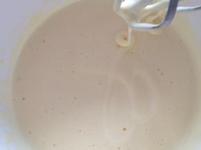 鸡蛋打入打蛋盆内，打蛋盆确保无油无水。细砂糖分三次加入全蛋中，用电动打蛋器打发。打发至蛋液不会很快滴下来，可以在蛋液中写字也不会立马消失。