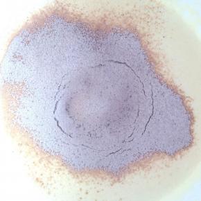 筛入低筋面粉和可可粉的混合物，用刮刀小心地从底部往上翻拌，使蛋糊和面粉混合均匀。切记不要画圈搅拌，以免消泡。