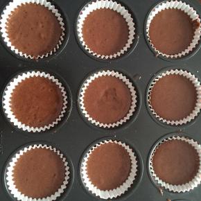 纸托放入模具中。将蛋糕糊缓缓倒入纸托中，八分满，震出气泡。