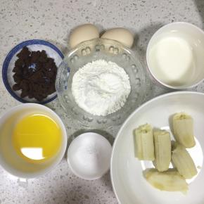 准备好材料，香蕉剥皮放入容器内