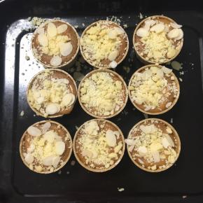 撒上酥粒和杏仁片，没有杏仁片也可以不用，再继续入烤箱烤20分钟，可以插入一根牙签，牙签上没有粘黏面糊即是烤熟了