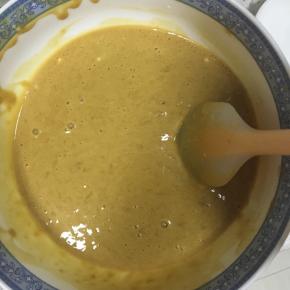 然后用刮刀切拌，成团的面粉颗粒可以用刮刀从上至下按压开，这个过程要有耐心把所有面粉颗粒弄匀