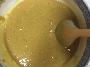然后用刮刀切拌，成团的面粉颗粒可以用刮刀从上至下按压开，这个过程要有耐心把所有面粉颗粒弄匀