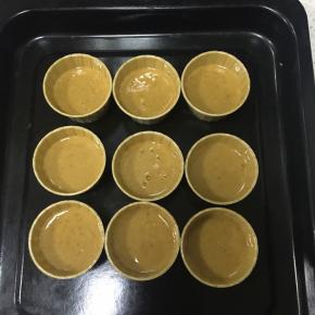 把面糊挤入烘焙专用纸杯内，7分满即可，烤箱预热170度，上下火，放入蛋糕先烤10分钟，然后蛋糕表面先适当凝固后再加酥粒