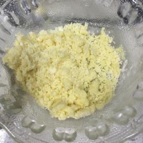 用手搓成粗粒状