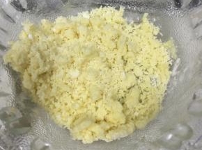 用手搓成粗粒状