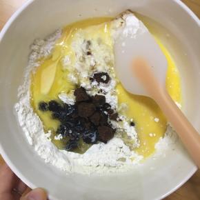 加入细红糖碎、鸡蛋液、核桃油、牛奶、盐、泡打粉