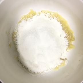 过筛加入低筋面粉