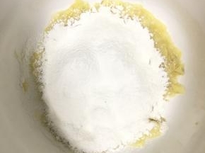 过筛加入低筋面粉