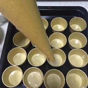 刮拌均匀的蛋糕糊倒入裱花袋内，剪一个口