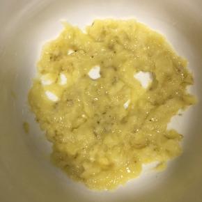 把香蕉碾碎成泥