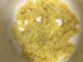 把香蕉碾碎成泥