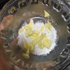 制作酥粒：低筋面粉加黄油，加砂糖