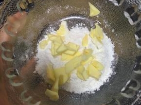 制作酥粒：低筋面粉加黄油，加砂糖