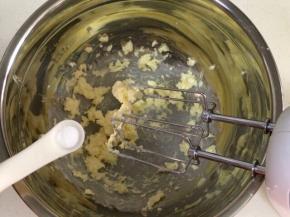 黄油软化后，用电动打蛋器低速打散，加入盐继续搅打几秒。