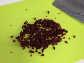 蔓越莓干用刀切碎。