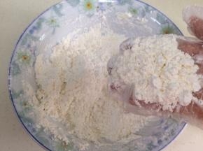 用手抓捏使各粉类混合均匀。