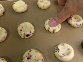 用大拇指在每个面团中间按扁，至边缘裂开。