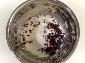 加入切好的蔓越莓干。