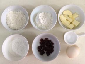 把需要的食材过称备齐。