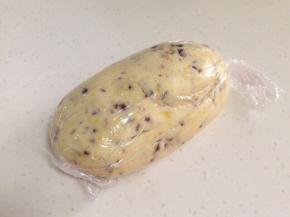 给完成的饼干面团包上保鲜膜，入冰箱冷藏一小时。