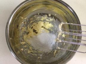 然后加入糖粉，先用电动打蛋器低速打至混合。