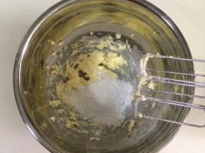 然后加入糖粉，先用电动打蛋器低速打至混合。