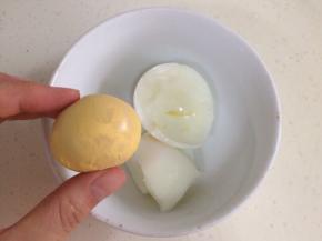把已煮熟的鸡蛋剥开，取蛋黄部分。