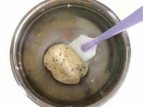 用刮刀翻拌均匀至成团，也可以直接用手抓捏成团。