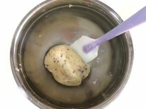 用刮刀翻拌均匀至成团，也可以直接用手抓捏成团。