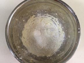 将之前混合好的粉类加入打发的黄油内。