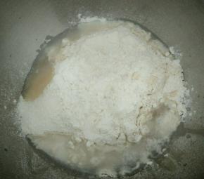 面粉加入酵母，水，揉到三光，发酵至2倍大。