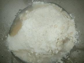 面粉加入酵母，水，揉到三光，发酵至2倍大。