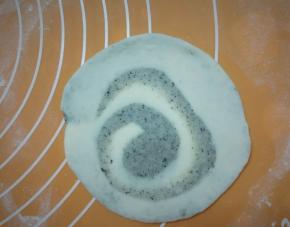 取一个剂子，稍微擀开成厚面片。