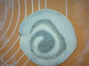 取一个剂子，稍微擀开成厚面片。