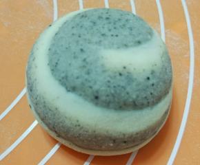 包入一小块面团，收口朝下，整圆。