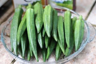 秋葵用细盐搓掉绒毛，清洗干净。