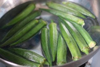 锅里烧水，烧开后放入秋葵，焯水三四分钟。