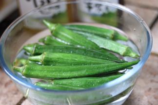 捞出秋葵放入冰水里浸泡至凉。