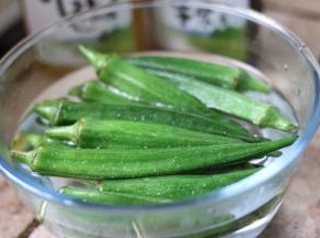 捞出秋葵放入冰水里浸泡至凉。
