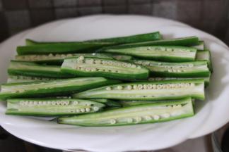 秋葵从中间竖切，把秋葵装盘。