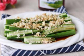 上面撒上大蒜末，生抽、糖、盐、食用油、放入小碗里混合均匀，浇在秋葵上。