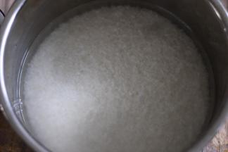 1 大米淘洗干净放入高压锅，加入少量水，启动米饭功能。