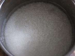 1 大米淘洗干净放入高压锅，加入少量水，启动米饭功能。