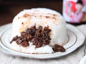 3盛出一碗米饭，浇上麻辣香菇酱。