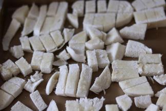 2中间切断，装入烤盘.